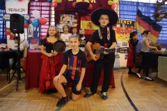 Uczniowie przebrani w tradycyjne stroje Hiszpańskie