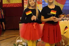 Uczennice prezentujące kulturę niemiecką