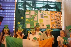 Uczniowie prezentujący kulturę irlandzką