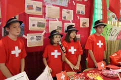 Uczniowie w strojach szwajcarskich
