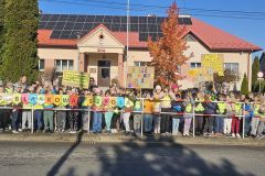 Uczniowie-prezentuja-hasla-na-transparentach_1
