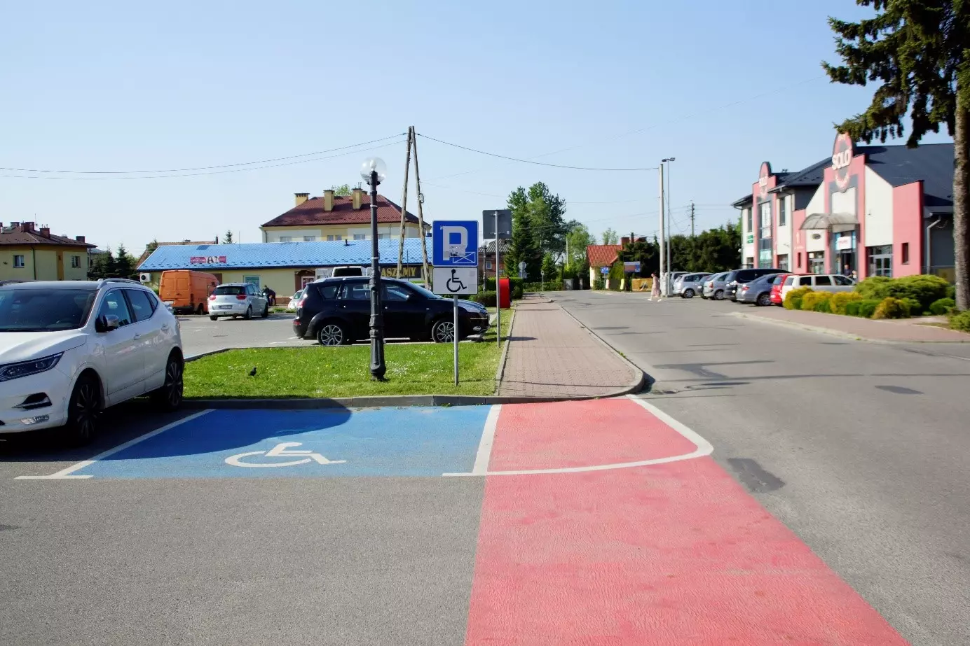 Miejsce parkingowe dla niepełnosprawnych pod Urzędem Gminy Lisia Góra