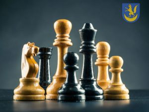 Figury szachowe oraz herb gminy Lisia Góra